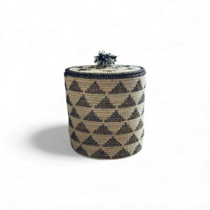 TOTEM – Panière berbère en fibre naturelle & broderie noir/blanc