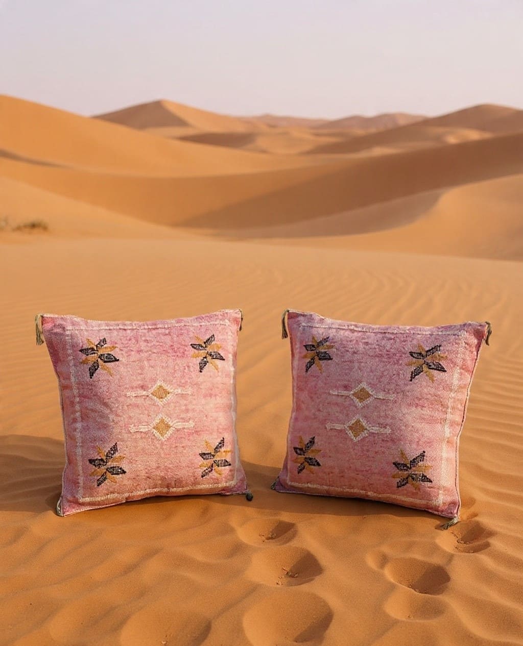 Coussin sabra rose poudrée fibre de cactus dans le désert de Merzouga – Maison Dar Anwar