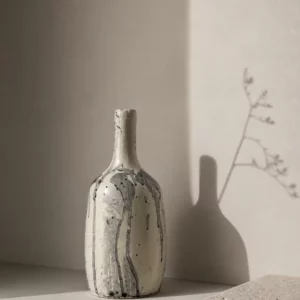 ALBÆ Soliflore sculptural en céramique — Blanc cassé & éclats noirs