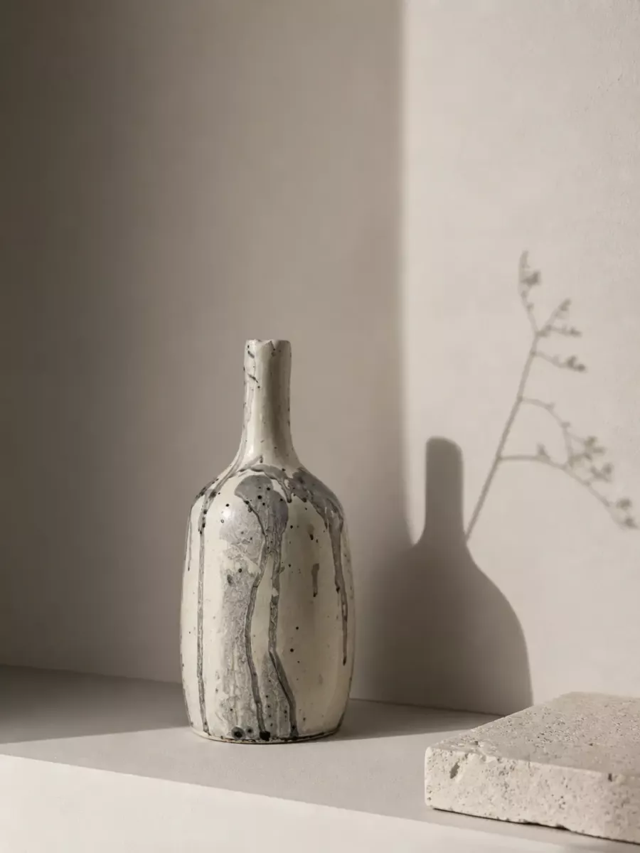 ALBÆ Soliflore sculptural en céramique — Blanc cassé & éclats noirs