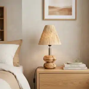 NÉRÉIDE — Lampe de chevet en bois de hêtre et raphia