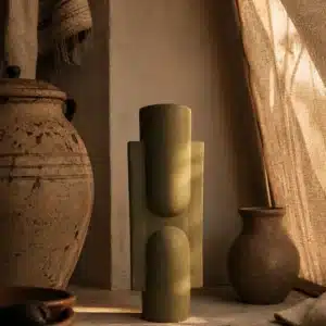 CARAVANE I (OLIVIER FUMÉ) — Vase totem en terre cuite 34cm