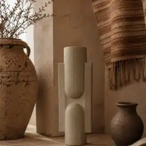 CARAVANE I (SABLE SHIITAKE) — Vase totem en terre cuite 34cm