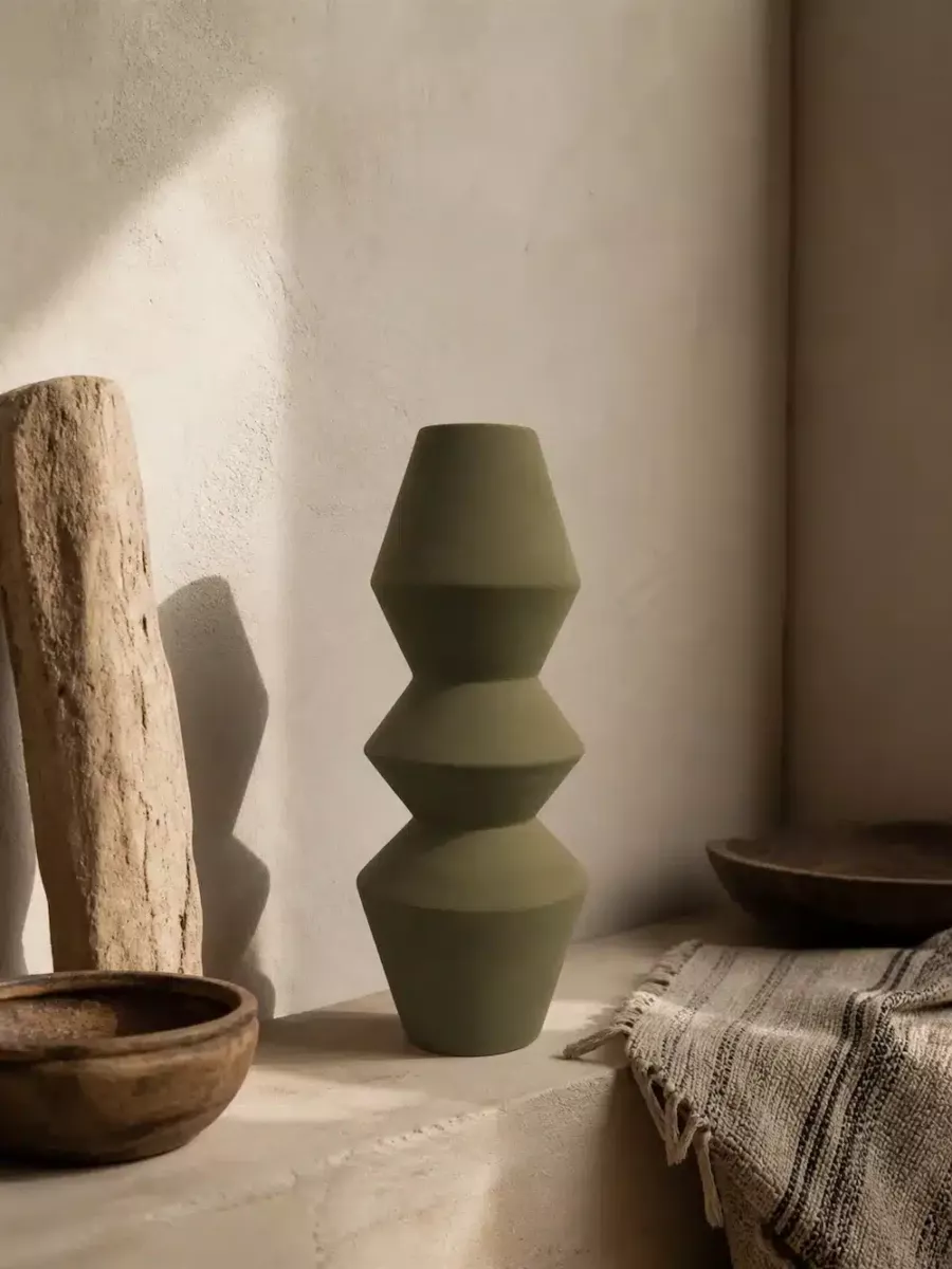 CARAVANE II (OLIVIER FUMÉ) — Vase géométrique en terre cuite 34cm