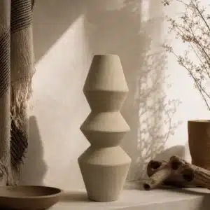 CARAVANE II (SABLE SHIITAKE) — Vase géométrique en terre cuite 34cm