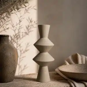 CARAVANE III (SABLE SHIITAKE) — Vase asymétrique en terre cuite 40cm
