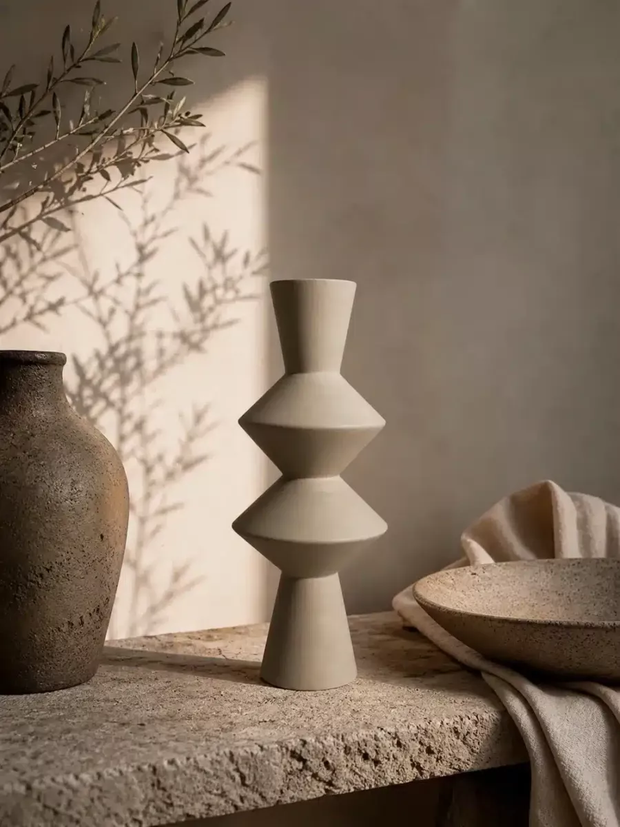 CARAVANE III (SABLE SHIITAKE) — Vase asymétrique en terre cuite 40cm