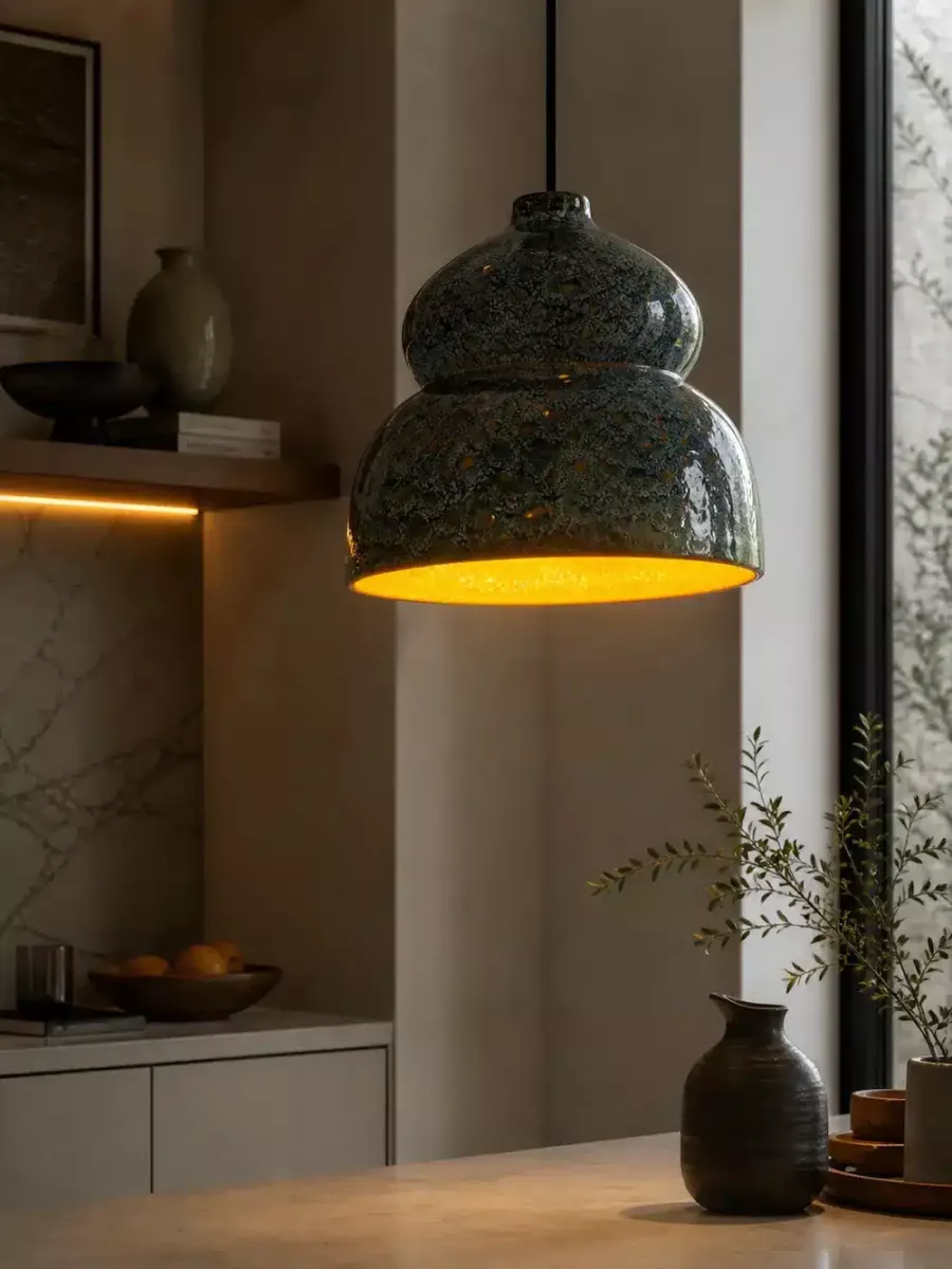 ÉMAUX VIVANTS BLEU MÉTAPHYSIQUE — Suspension artisanale en céramique