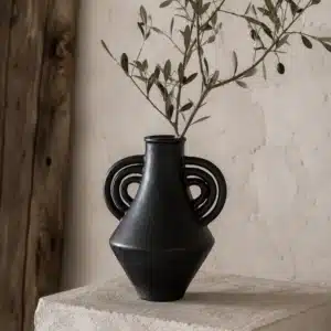 KARA • Vase Sculptural en Tadelakt Noir et Triples Anses