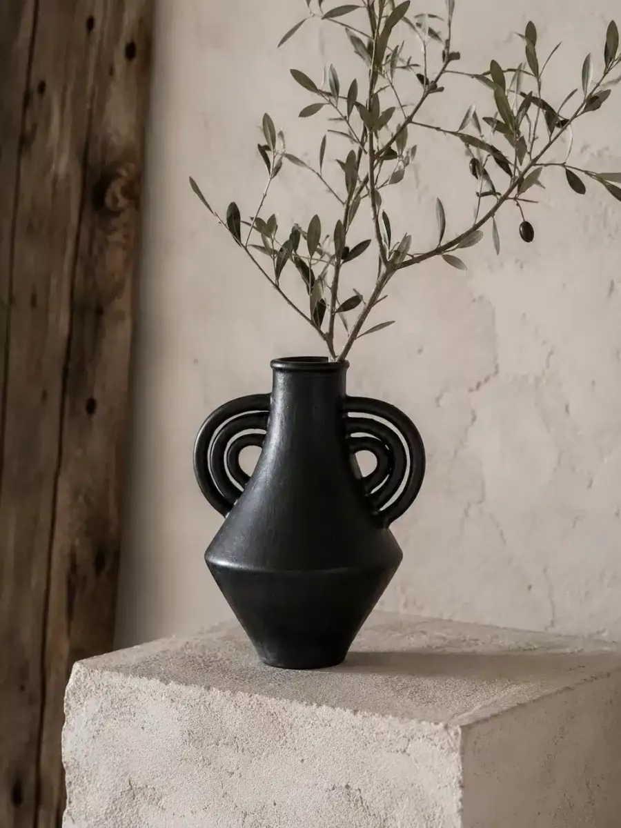 KARA • Vase Sculptural en Tadelakt Noir et Triples Anses
