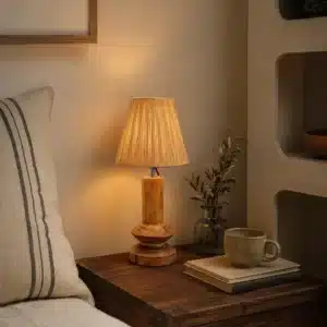 BORÉAL — Lampe de chevet en bois de hêtre et raphia
