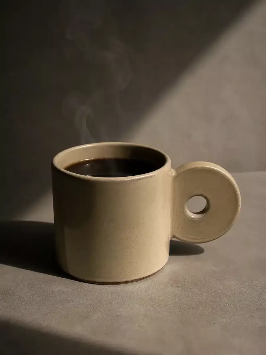 SABLE ASTRAL — Tasse artisanale beige à anse sculpturale