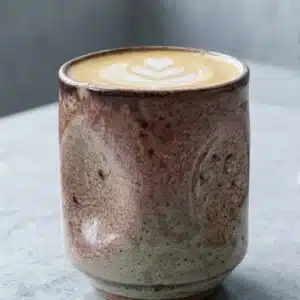 VAGUES DU DÉSERT BEIGE ROSÉ — Tasse artisanale ondulée
