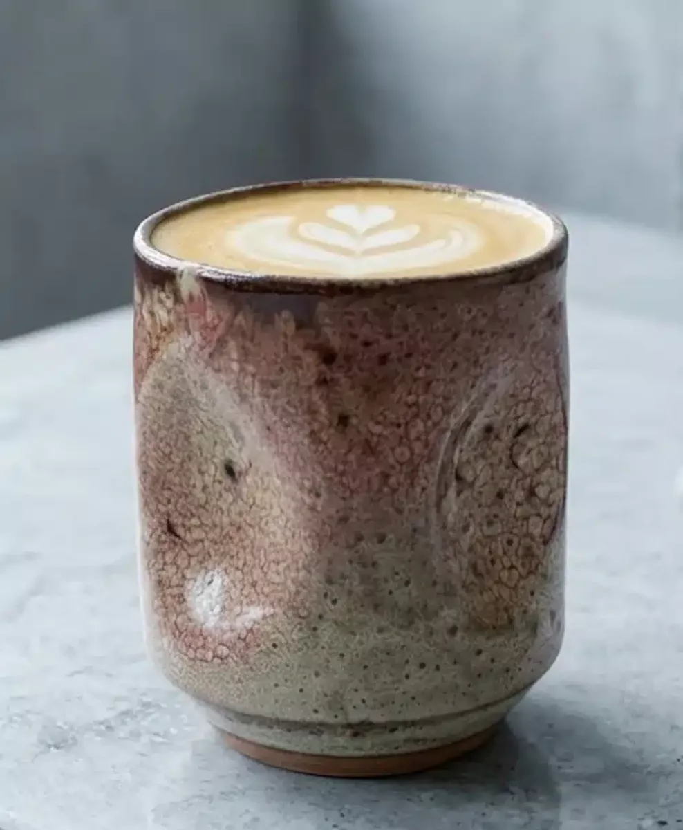 VAGUES DU DÉSERT BEIGE ROSÉ — Tasse artisanale ondulée