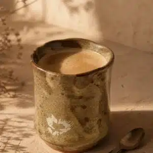 VAGUES DU DÉSERT SABLE CRÈME — Tasse artisanale ondulée