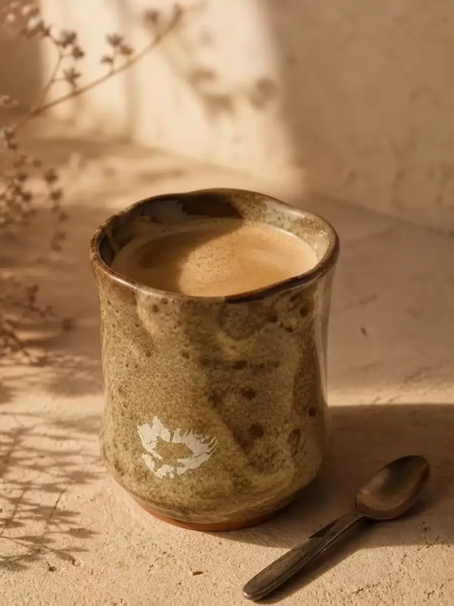 VAGUES DU DÉSERT SABLE CRÈME — Tasse artisanale ondulée