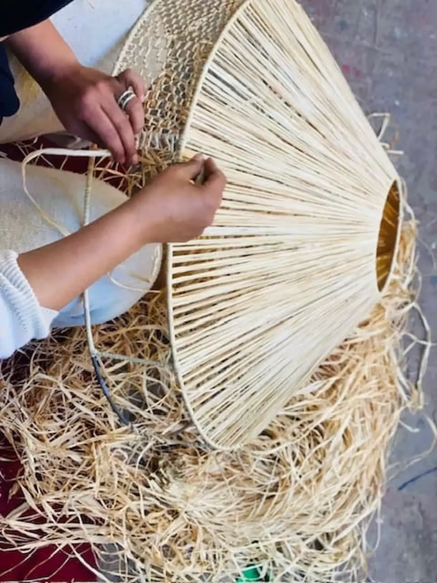 Artisanes du raphia luminaires faits main – Maison Dar Anwar